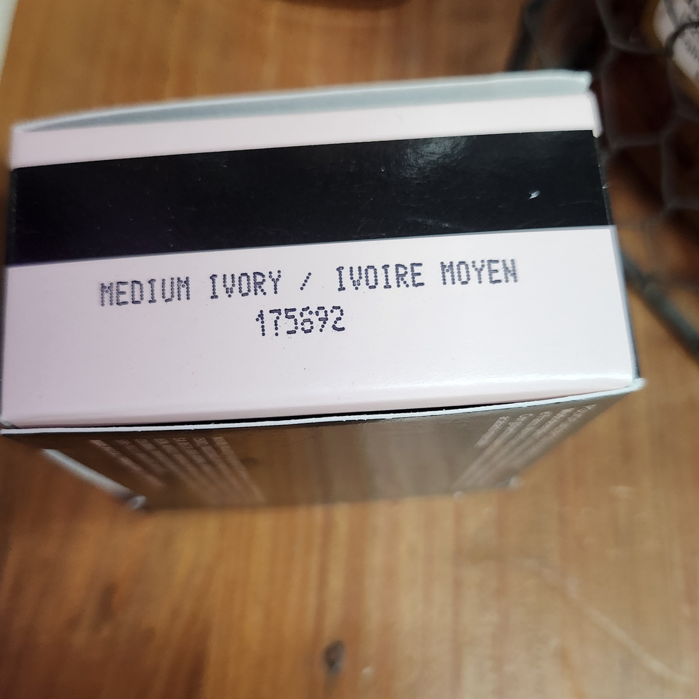 Mary Kay Medium Ivory Setting Powder